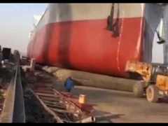 배가 진수되어 출항했다