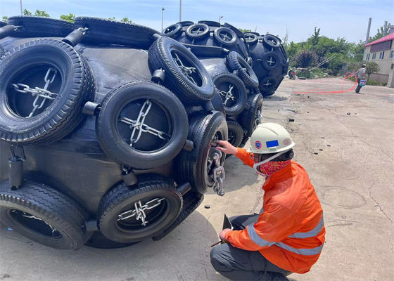 품질 요코하마 부유선 사슬 타이어를 가진 압축 공기를 넣은 고무 구조망 3.3*6.5M 50kpa 공장