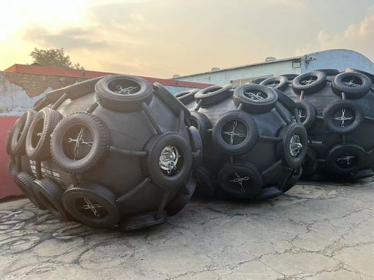 품질 좋은 품질의 STS 50Kpa 검은색 정압 고무 펜더 요코하마 타입 펜더 공장