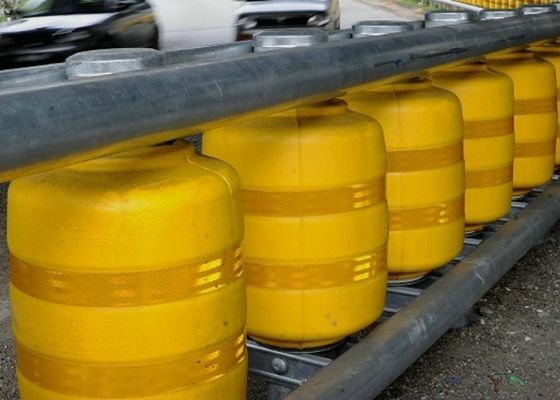 품질 PU 거품/사고를 일으키기 쉬운 도로를 위한 EVA 교통 안전 롤러 장벽 고속도로 롤러 장벽 공장