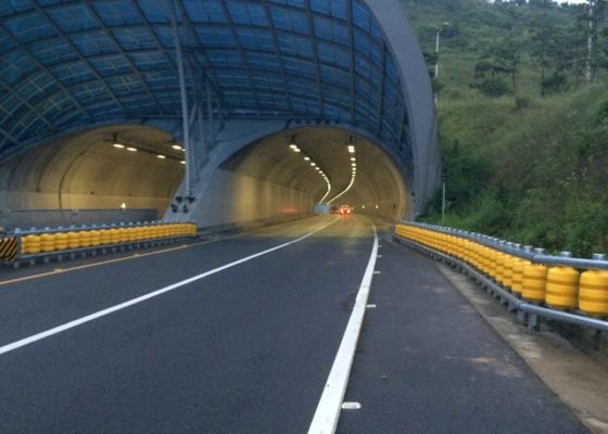 품질 직류 전기를 통하는 뜨거운 복각을 가진 노란 빨간색 교통 안전 롤러 장벽 공장