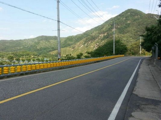 품질 분리가능한 Eva 물자 롤러 충돌 장벽, 중앙 분리대 회전 감시 장벽 공장