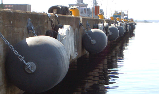 품질 선창 보호를 위한 1.5*2.5m 압축 공기를 넣은 고무 구조망 바다 고무 구조망 공장