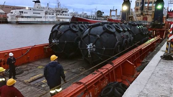 품질 50KPA 크기 D2.5*L4 바다 압축 공기를 넣은 고무 구조망 팽창식 뜨 배 공장