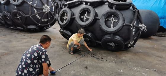 품질 타이어와 체인과 공기 고무 방현재를 보트로 나르느요 공장